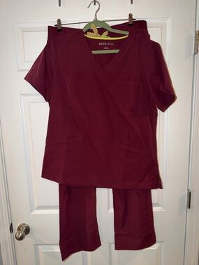 Medelita Women's V-Neck Scrub Set in Burgundy